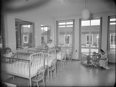 604 Deventer - Van Oldenielstraat 12, St. Jozef ziekenhuis; interieur; ziekenzaal kinderen., 1956-01-01