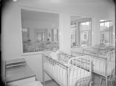 605 Deventer - Van Oldenielstraat 12, St. Jozef ziekenhuis; interieur; ziekenzaal kinderen., 1956-01-01