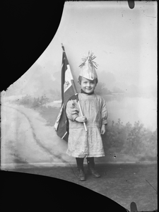 611 Portretfoto, kind met vlag. Gebroken glasplaat. Onbekend., 1906-01-01