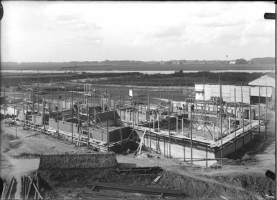 727 Gasfabriek in aanbouw. Gezicht op watergas en sulfaatfabriek vanaf de grote gashouder., 1909-10-06