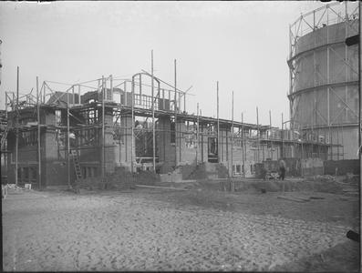 783 Gasfabriek in aanbouw. Met grote gashouder, 1909-01-01