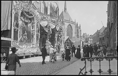 138 Dagelijks leven; kermis op het Grote Kerkhof met dansorgel. Lebuinuskerk, stadhuis, 1900-01-01