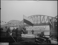 281 Dagelijks leven. Aankomst Sint Nicolaas op de Kapjeswelle. Op de achtergrond de spoorbrug, 1900-01-01