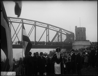 283 Dagelijks leven. Aankomst Sint Nicolaas op de Kapjeswelle bij de spoorbrug, 1900-01-01