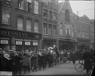 285 Dagelijks leven. Aankomst Sint Nicolaas in Deventer. Hier op de Brink bij het pand van Vroom & Dreesmann, 1900-01-01