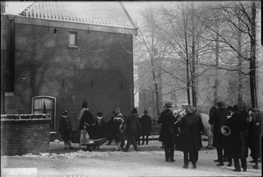 296 Dagelijks leven. Sinterklaas lopend naar B.L.O.school, 1900-01-01