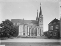 775 Bergkerkplein met Bergkerk. Rechts bord met Bewaarplaats voor rijwielen , 1900-01-01