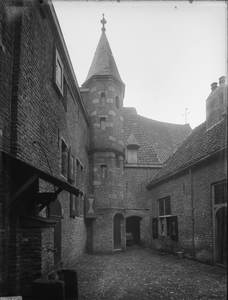 784 Muntengang, binnenplaats. Na restauratie, 1915-01-01