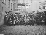 806 Dagelijks leven, onbekend orkest. Locatie: binnenplaats Grote Kerkhof 4 (stadsschouwburg)., 1900-01-01