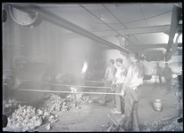 20 Gasfabriek Raambleek: mannen stoken de ovens, 1909-01-01