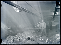 22 Gasfabriek Raambleek: mannen stoken de ovens, 1909-01-01