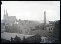 25 Gezicht op de Gasfabriek Raambleek, Bergkerk op de achtergrond, 1909-01-01