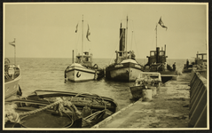 311 Wieringermeer. Gevolgen van de inundatie van 17 april 1944. Haven met schepen., 1945-04-10