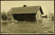 312 Walcheren. Gevolgen van de inundatie van oktober 1944. Huis onder water., 1945-04-10