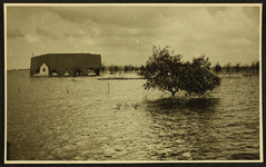 333 Wieringermeer. Gevolgen van de inundatie van 17 april 1945. Dorp onder water., 1945-04-10