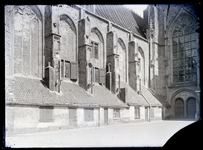 42 Stadsgezichten: kleine huisjes tegen de Mariakerk, 1920-06-20