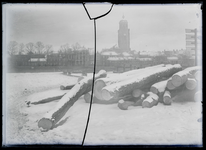 44 Stadsgezichten: boomstammen in de sneeuw, zicht op Deventer vanaf de Worp, 1920-06-20