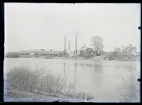 45 Stadsgezichten: zicht op Houthandel P. Stoffel, vanaf de overzijde van de IJssel, 1920-06-20