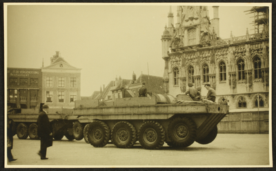 454 Middelburg. Societeit de Vergenoeging in Middelburg te zien op gevel achtergrond. Stadhuis en amfibisch voertuig ...