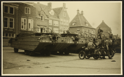 455 Den Haag? zie Boele en Van Eesteren op gevel. Tanks naast elkaar op plein, met motoren., 1945-04-10
