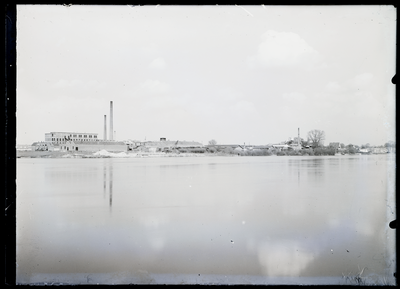 46 Stadsgezichten: zicht op Houthandel P. Stoffel en fabriek vanaf overzijde IJssel, 1920-06-20