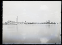 46 Stadsgezichten: zicht op Houthandel P. Stoffel en fabriek vanaf overzijde IJssel, 1920-06-20