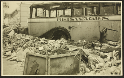 460 Arnhem. Bus / reiswagen tussen het puin., 1945-04-10