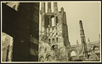 464 Arnhem. Verwoeste Eusebius kerk aan de Markt., 1945-04-10