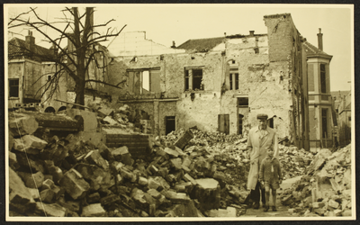 465 Arnhem. Verwoeste binnenstad. Man met jongen., 1945-04-10