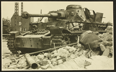 469 Arnhem. Achtergelaten tank., 1945-04-10