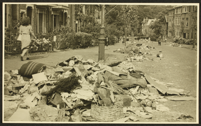 470 Arnhem. Huisvuil op straat., 1945-04-10