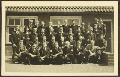 473 Groepsportret. Groep jongens en mannen in pak. Onbekend., 1945-04-10