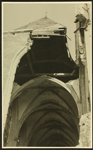 476 Verwoeste kerk met beschilderd plafond, lokatie onbekend., 1945-04-10