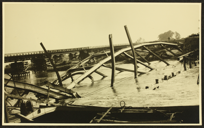 478 Arnhem. Verwoeste brug., 1945-04-10