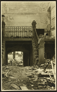 493 Verwoest gebouw. Roosdorp aan het filmen. Lokatie onbekend., 1945-04-10