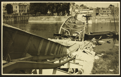 495 Kapotgeschoten Wilhelminabrug, opgeblazen door de Duitsers in april 1945., 1945-04-10