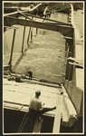 500 Reparatie- en/of opruimwerkzaamheden aan verwoeste brug. Wellicht Wilhelminabrug te Deventer., 1945-04-10