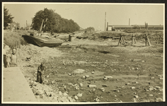 508 Het Twentekanaal is drooggevallen, de brug is verwoest. Lokatie onbekend., 1945-04-10