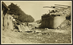 510 Het Twentekanaal is drooggevallen, de brug is verwoest. Lokatie onbekend., 1945-04-10
