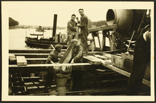 511 Arbeiders aan het werk op de rivier, met betonmolen., 1945-04-10