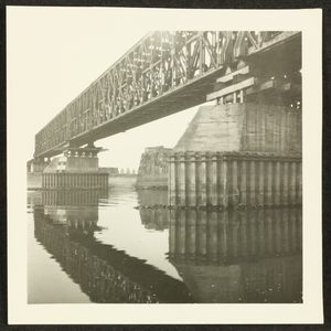 519 Spoorbrug. Laag water in de IJssel., 1959-10-01