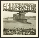520 Spoorbrug. Laag water in de IJssel., 1959-10-01