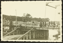 528 Fietsers en voetgangers op de schipbrug., 1920-01-01