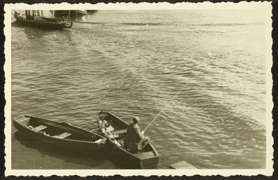 532 Man in bootje met hengel, op de IJssel, 1920-01-01