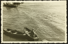 532 Man in bootje met hengel, op de IJssel, 1920-01-01