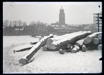 55 Stadsgezichten: boomstammen in de sneeuw, zicht op Deventer vanaf de Worp. Bij Bolwerksmolen., 1920-06-20