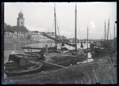 56 Stadsgezichten: zicht op Deventer vanaf de Worp, met aangemeerde schepen, 1920-06-20