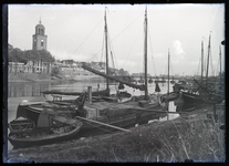 56 Stadsgezichten: zicht op Deventer vanaf de Worp, met aangemeerde schepen, 1920-06-20