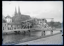 60 Stadsgezichten: Gasbrug (Olifantsbrug) met oude haven en Bokkingshang. Op de achtergrond Bergkerk en Bergkwartier ...