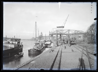 61 Stadsgezichten: haven bij Pothoofd, met aangemeerde schepen en spoor, 1920-06-20